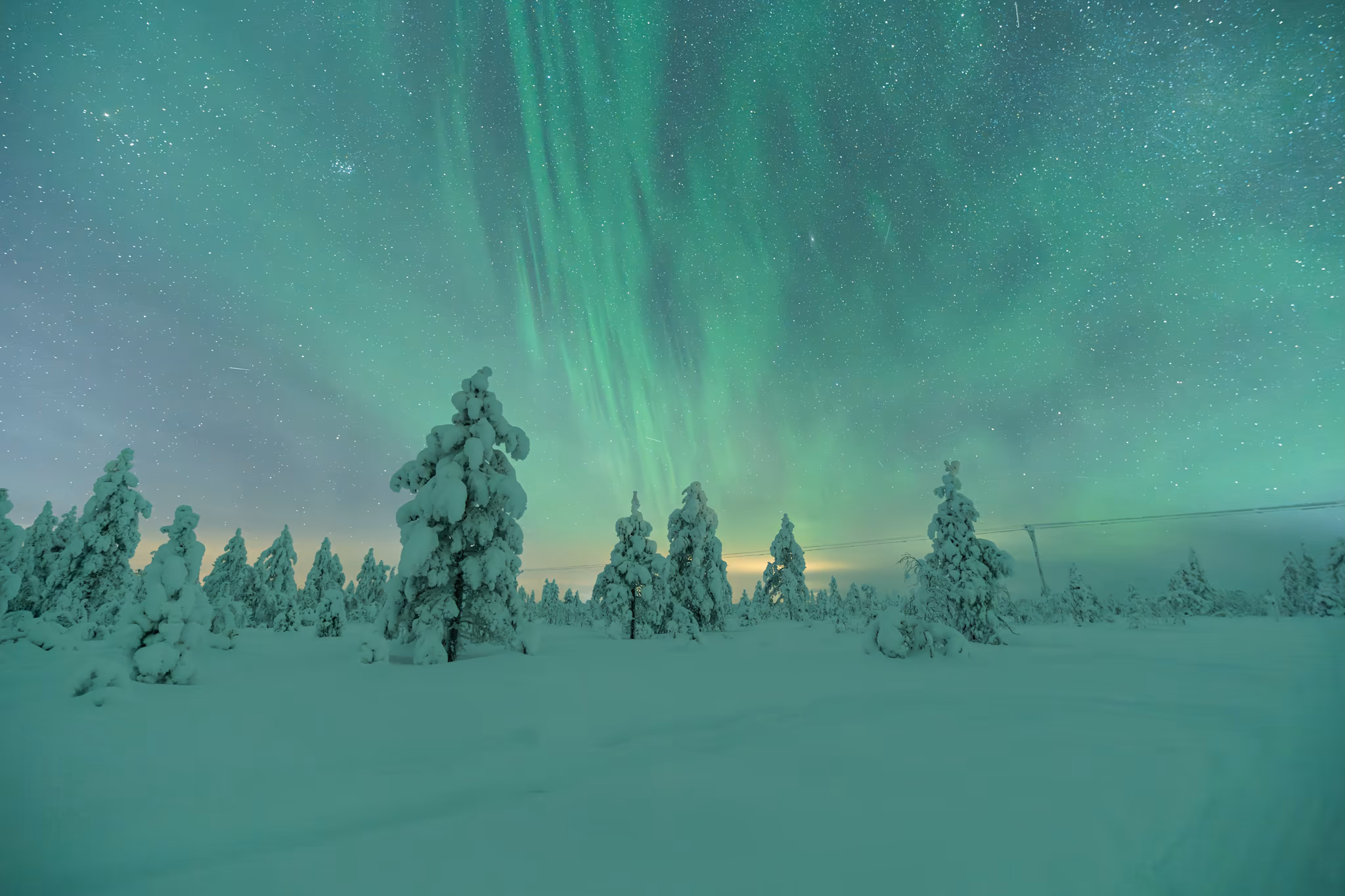 Photo réelle d'aurore d'un tour Lapland Explorers