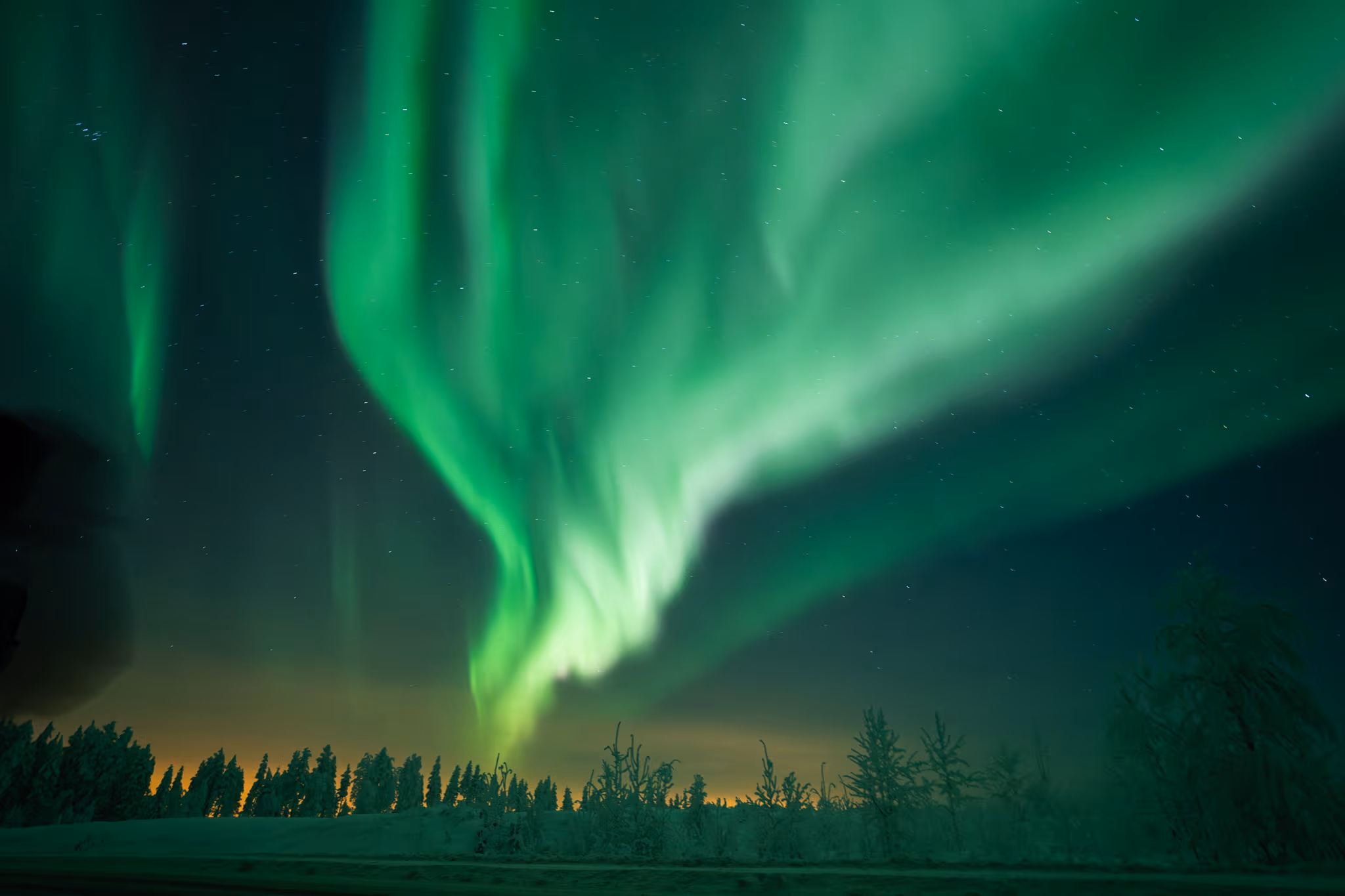 Photo réelle d'aurore d'un tour Lapland Explorers
