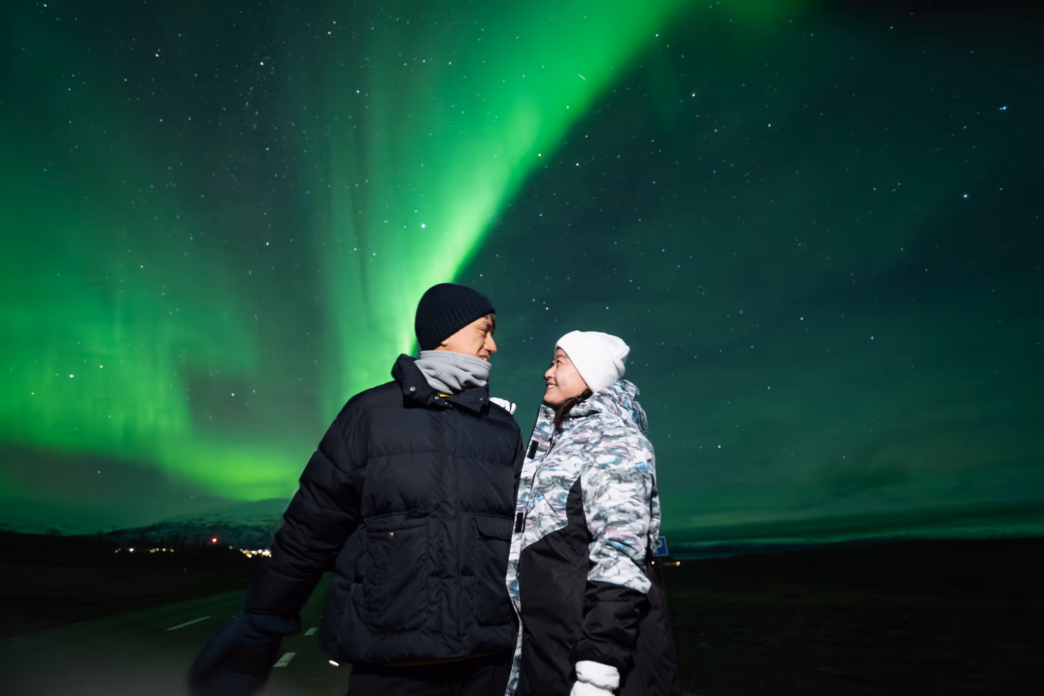 Photo réelle d'aurore d'un tour Lapland Explorers