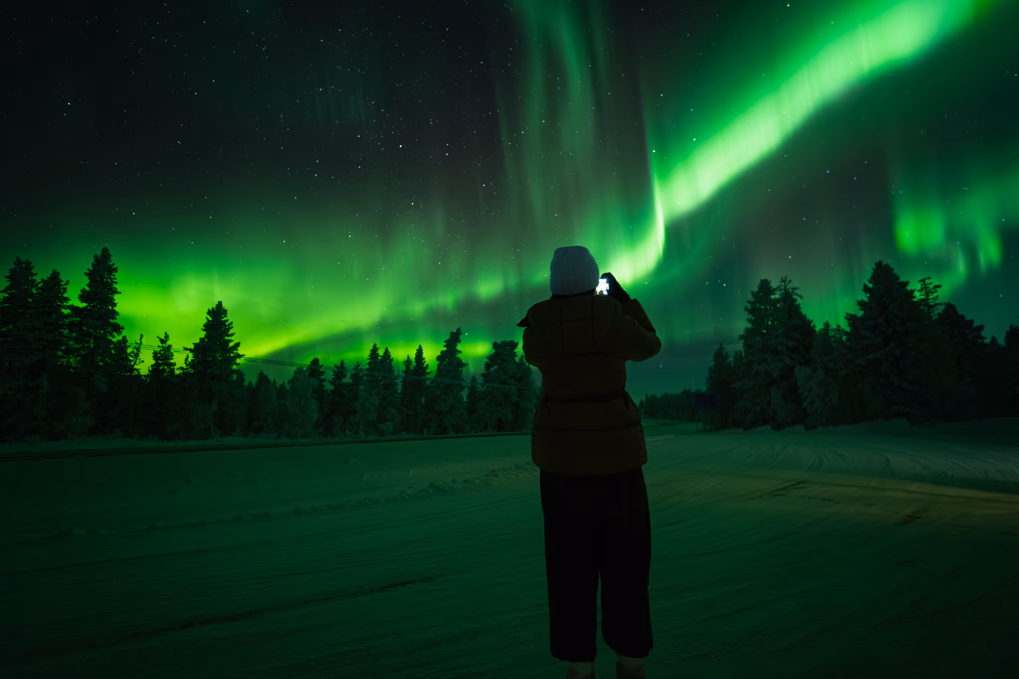 Photo réelle d'aurore d'un tour Lapland Explorers