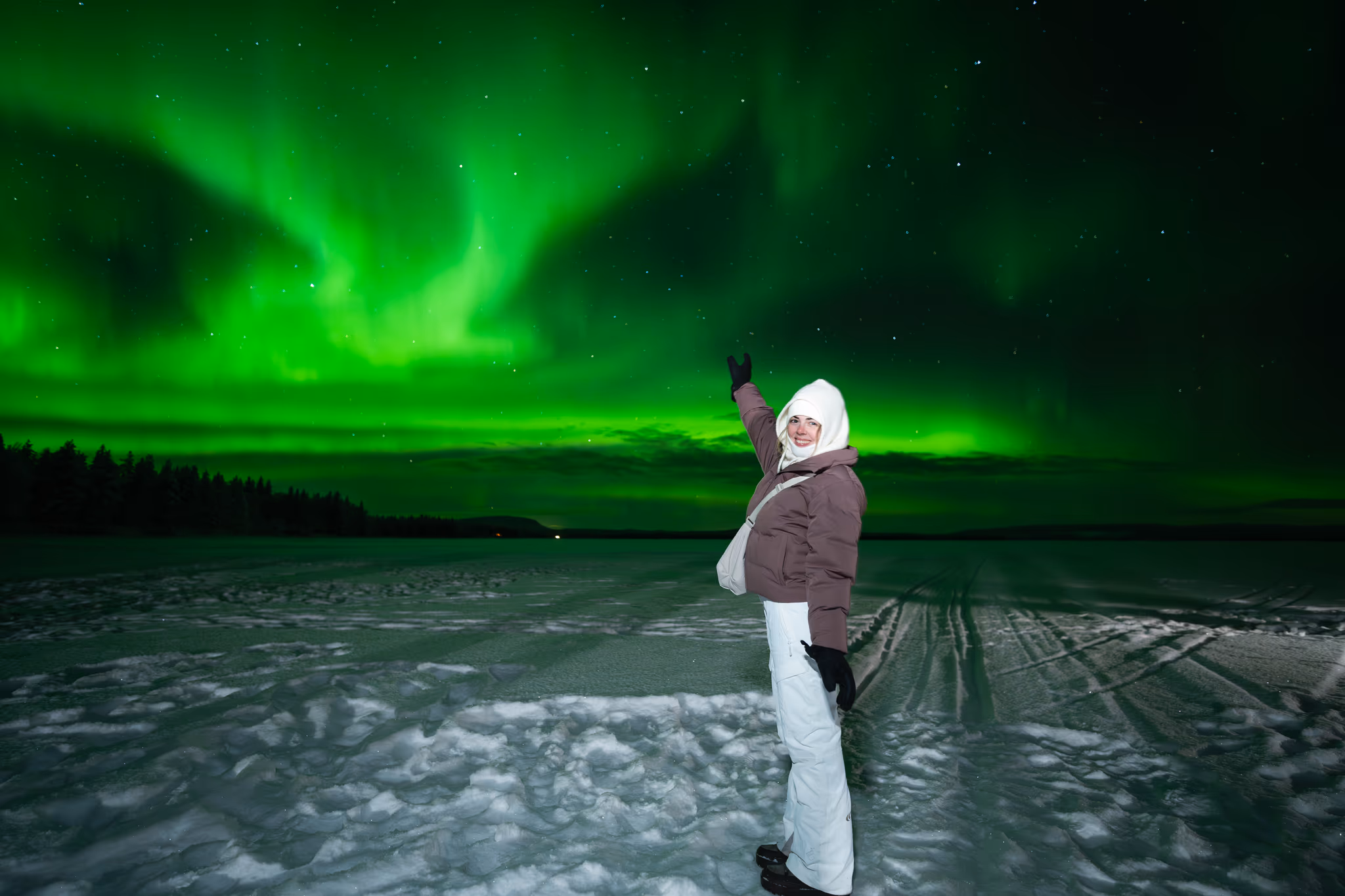 Photo réelle d'aurore d'un tour Lapland Explorers