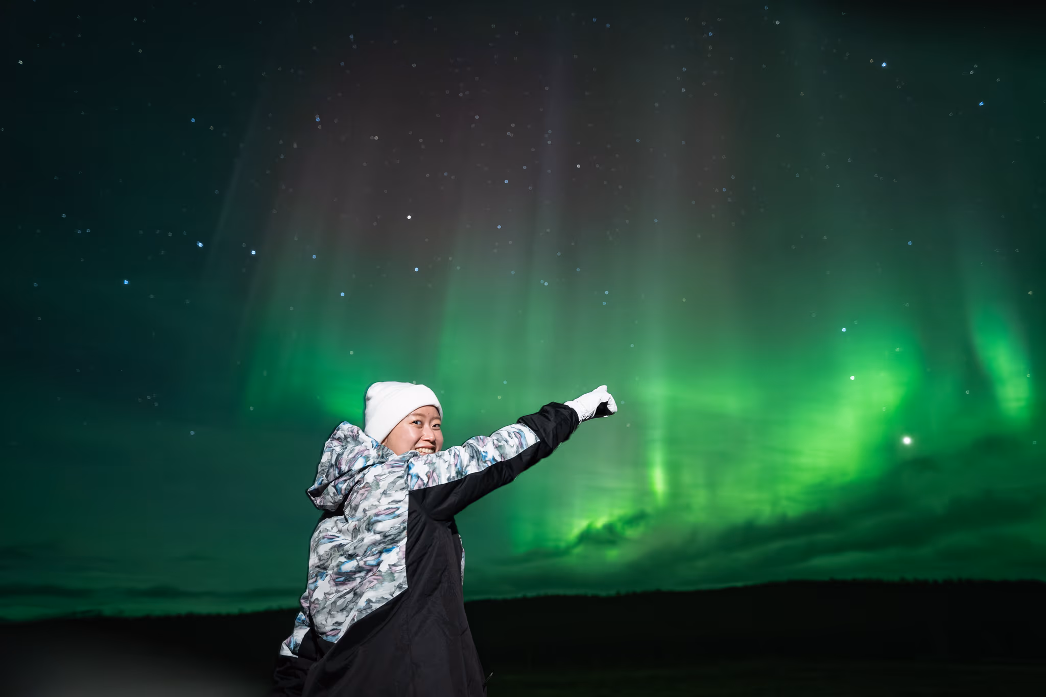 Photo réelle d'aurore d'un tour Lapland Explorers