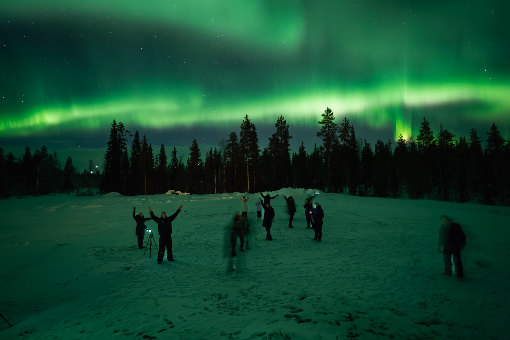 Photo réelle d'aurore d'un tour Lapland Explorers