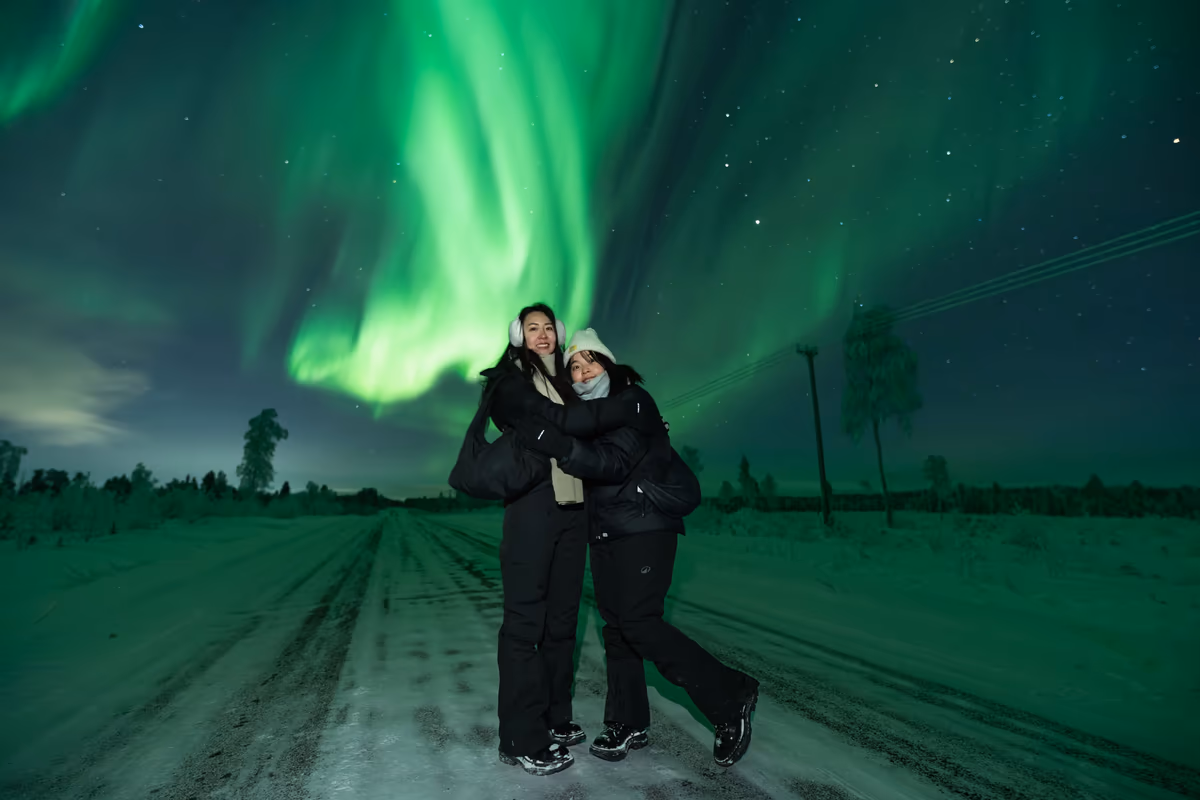 Ospiti osservano l'aurora boreale in Lapponia