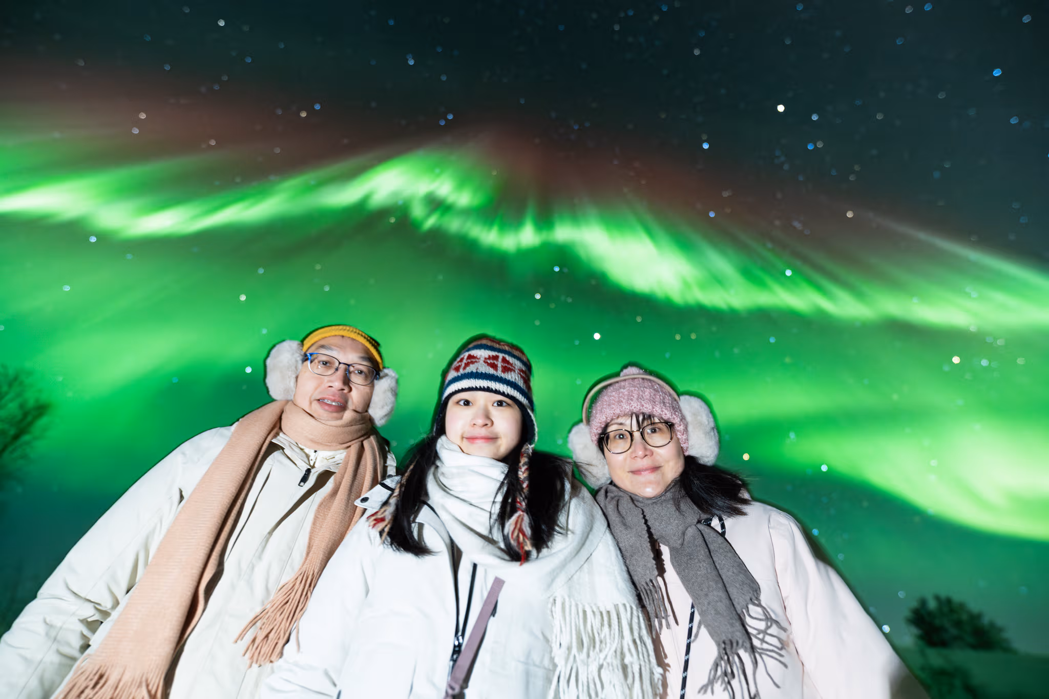 客人在 Lapland Explorers 追猎中观看极光